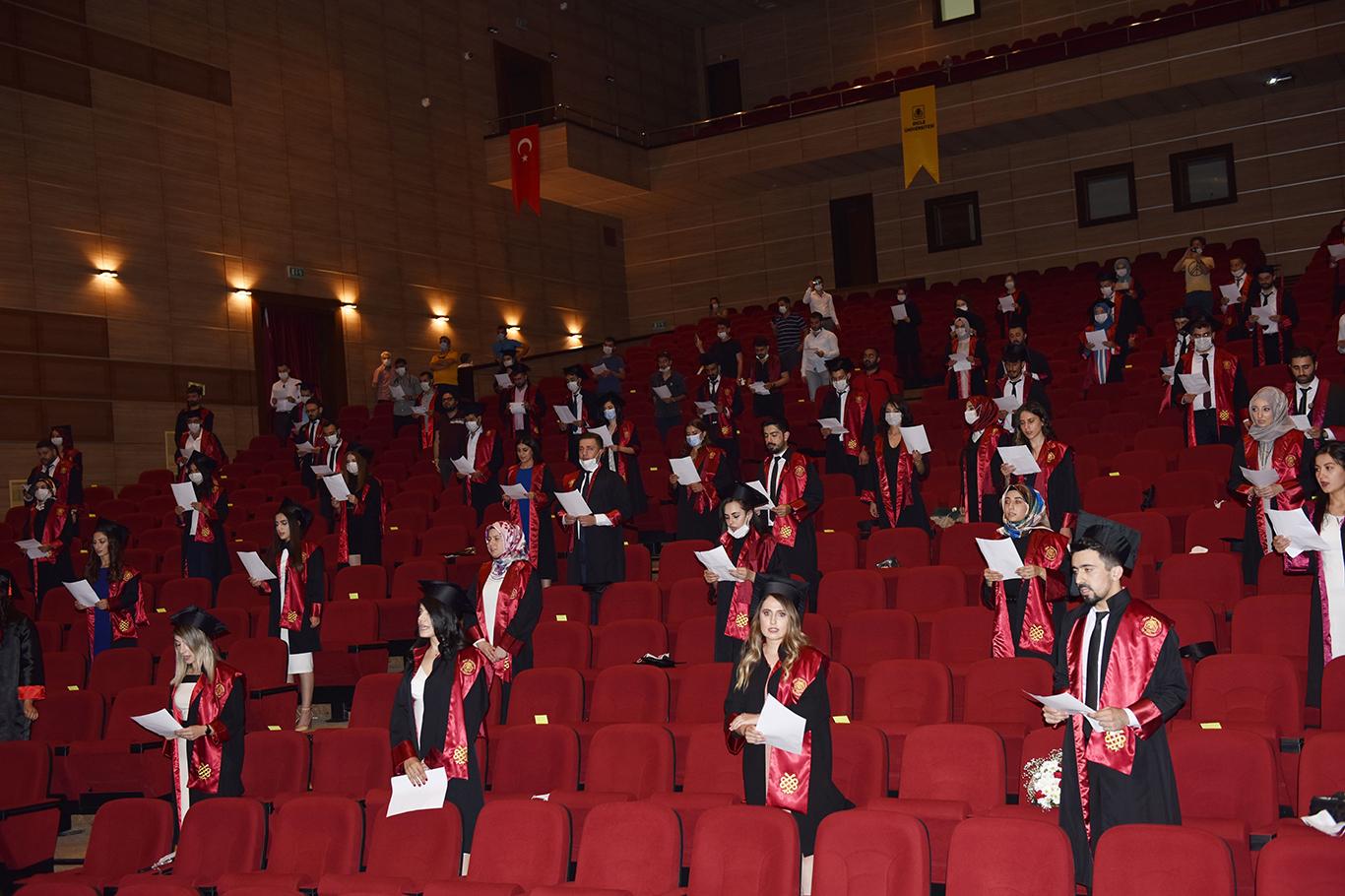 Dicle Üniversitesi Tıp Fakültesi Öğrencilerinden sosyal mesafeli mezuniyet töreni